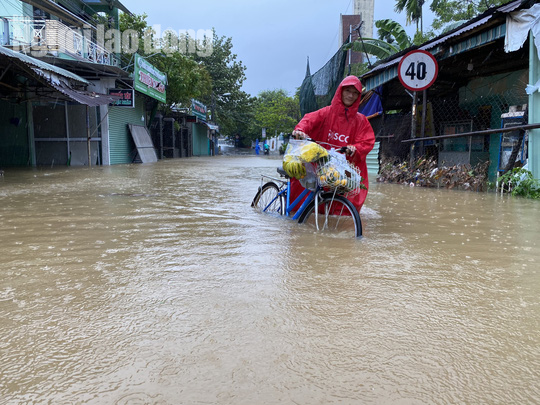 Đà Nẵng: Mưa to gió lớn gây ngập nặng, người dân chèo ghe đi tiếp tế lương thực khắp xóm - Ảnh 15.