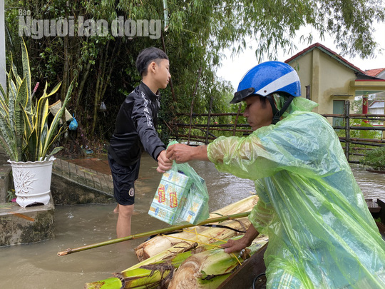Đà Nẵng: Mưa to gió lớn gây ngập nặng, người dân chèo ghe đi tiếp tế lương thực khắp xóm - Ảnh 7.
