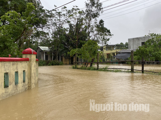 Đà Nẵng: Mưa to gió lớn gây ngập nặng, người dân chèo ghe đi tiếp tế lương thực khắp xóm - Ảnh 3.