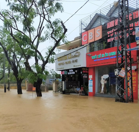 Toàn cảnh lũ lụt kinh khủng ở Thừa Thiên - Huế - Ảnh 5.