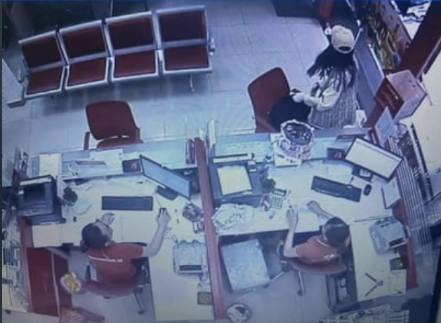 CLIP: Cô gái bạo gan cướp 2,1 tỉ đồng tại Techcombank Tân Phú, TP HCM - Ảnh 1.