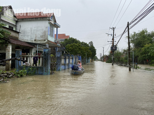 Đà Nẵng: Mưa to gió lớn gây ngập nặng, người dân chèo ghe đi tiếp tế lương thực khắp xóm - Ảnh 6.