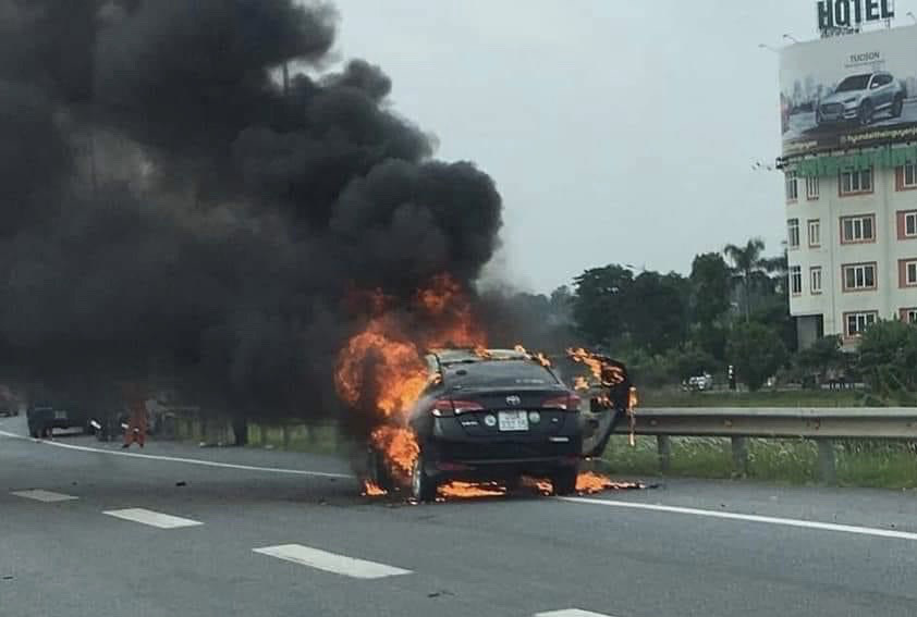 Passenger smokes in the car, the taxi is naked - Photo 1.