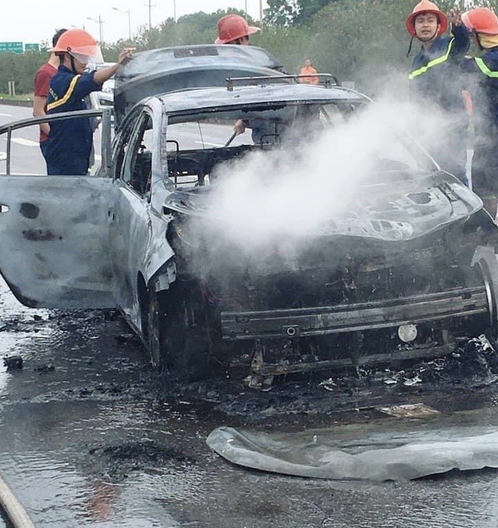 Passenger smokes in the car, the taxi is naked - Photo 2.