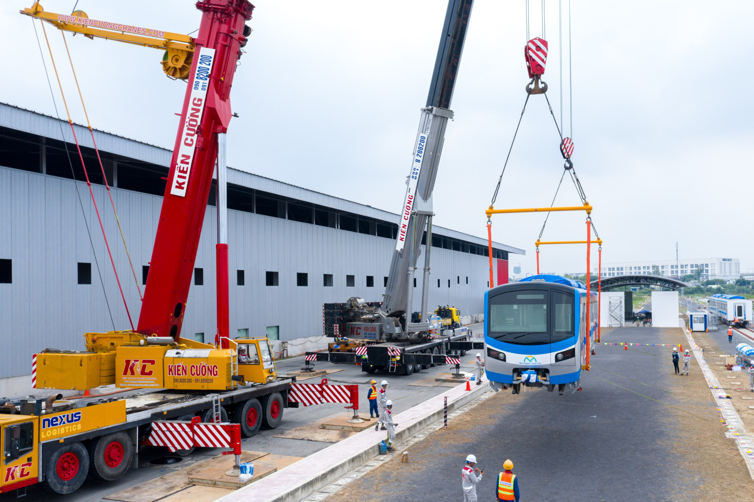 Ba toa tàu metro đầu tiên đã được lắp đặt thành công vào đường ray