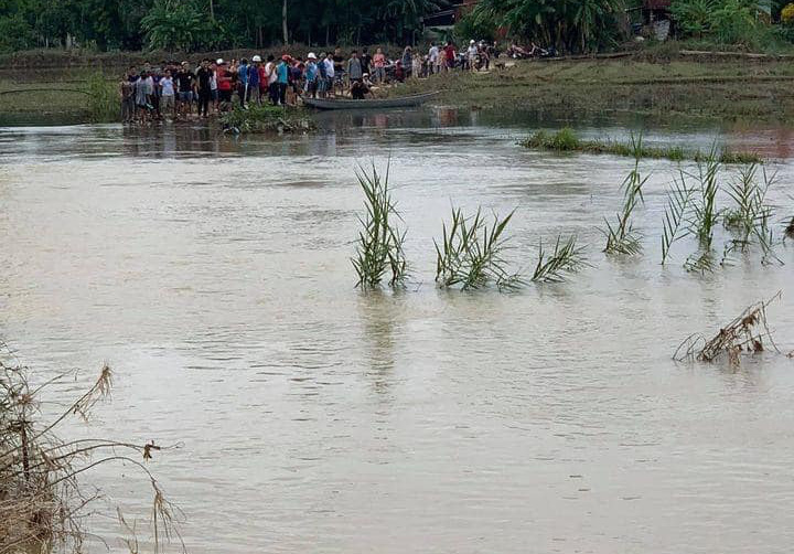 Quang Nam: 2 students fell off a bridge, 1 died - Photo 1.