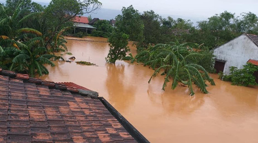 Quảng Bình: Lũ lụt kinh hoàng, ngập tới nóc nhiều căn nhà - Ảnh 14.