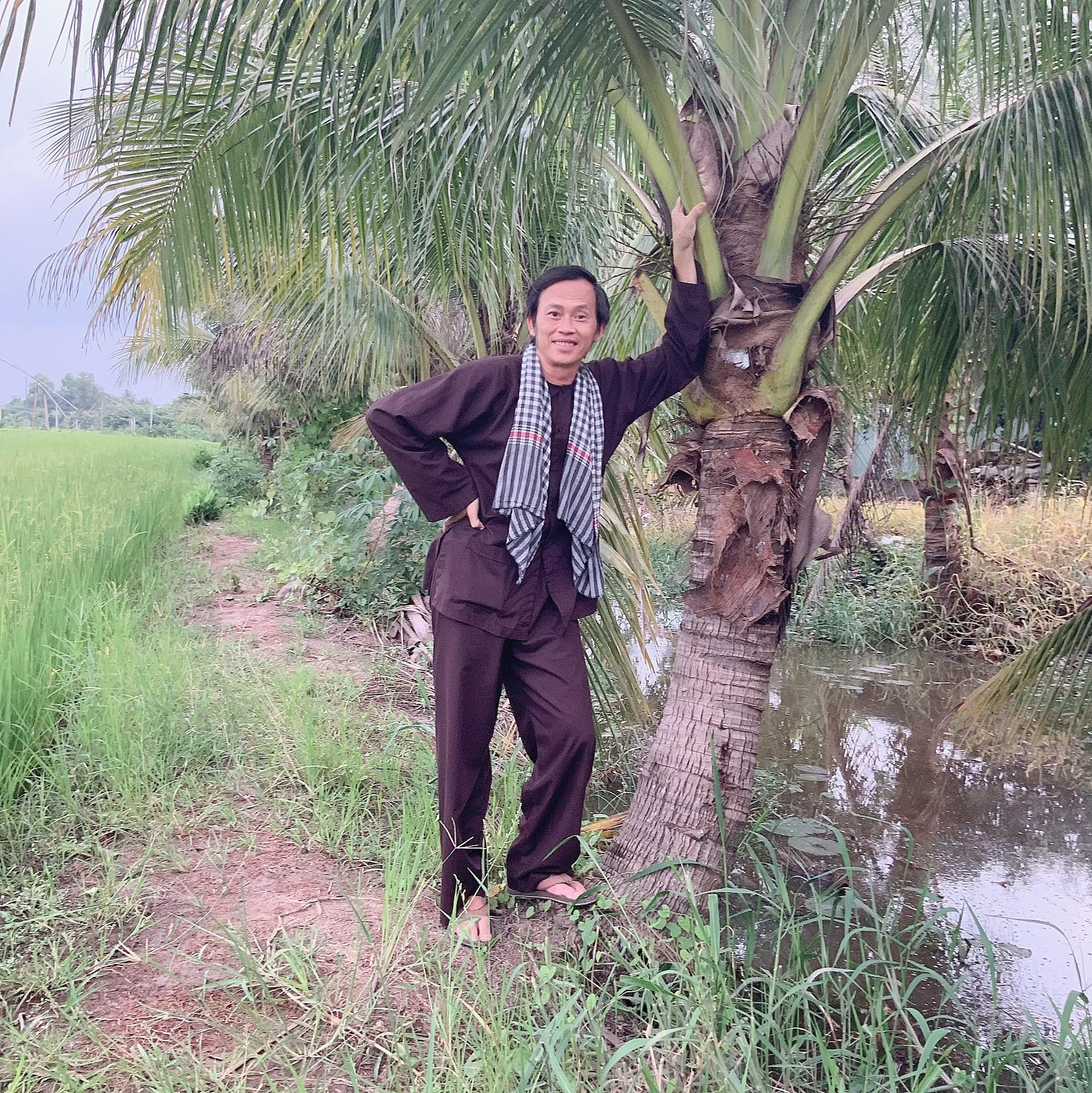 Nghệ sĩ Hoài Linh góp sức hỗ trợ người dân vùng lũ miền Trung - Ảnh 2. Nghệ sĩ Hoài Linh góp sức hỗ trợ người dân vùng lũ miền Trung - Ảnh 2.