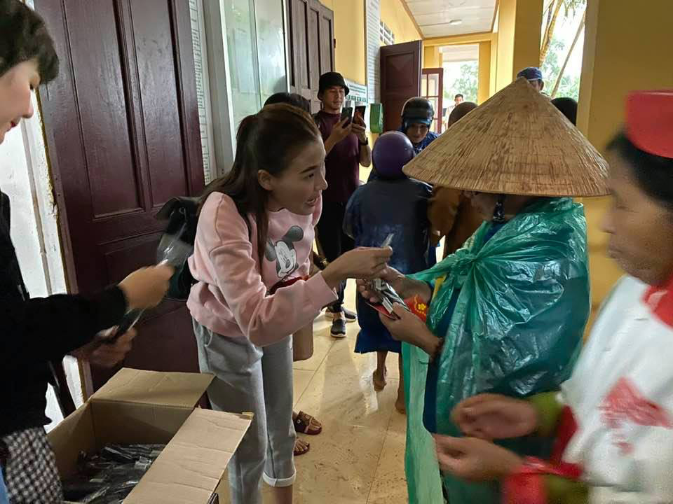 Nghệ sĩ Hoài Linh góp sức hỗ trợ người dân vùng lũ miền Trung - Ảnh 6. Nghệ sĩ Hoài Linh góp sức hỗ trợ người dân vùng lũ miền Trung - Ảnh 6.