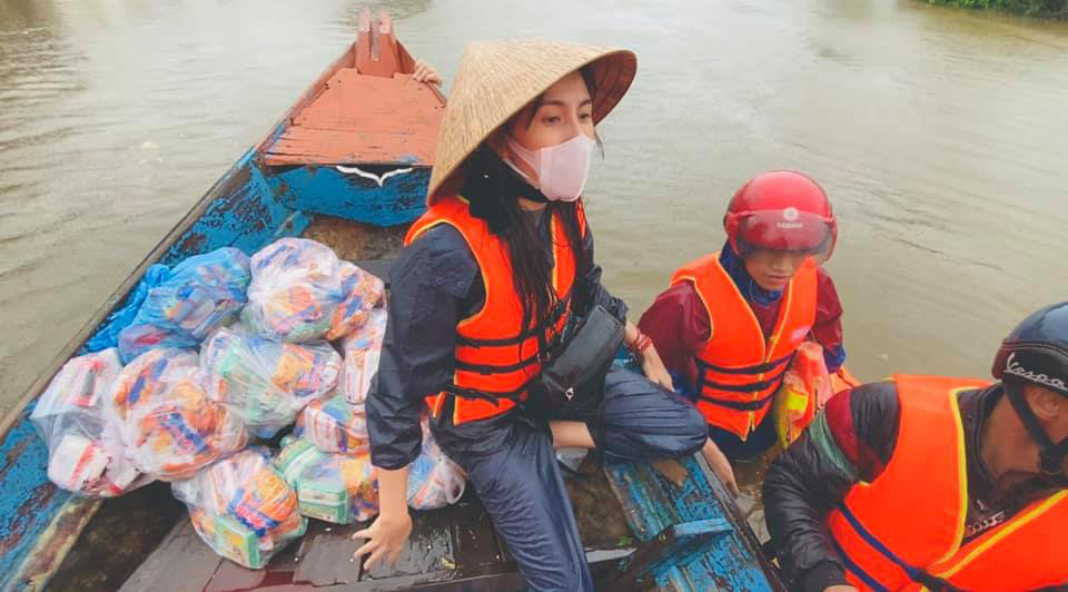 Nghệ sĩ Hoài Linh góp sức hỗ trợ người dân vùng lũ miền Trung - Ảnh 4. Nghệ sĩ Hoài Linh góp sức hỗ trợ người dân vùng lũ miền Trung - Ảnh 4.