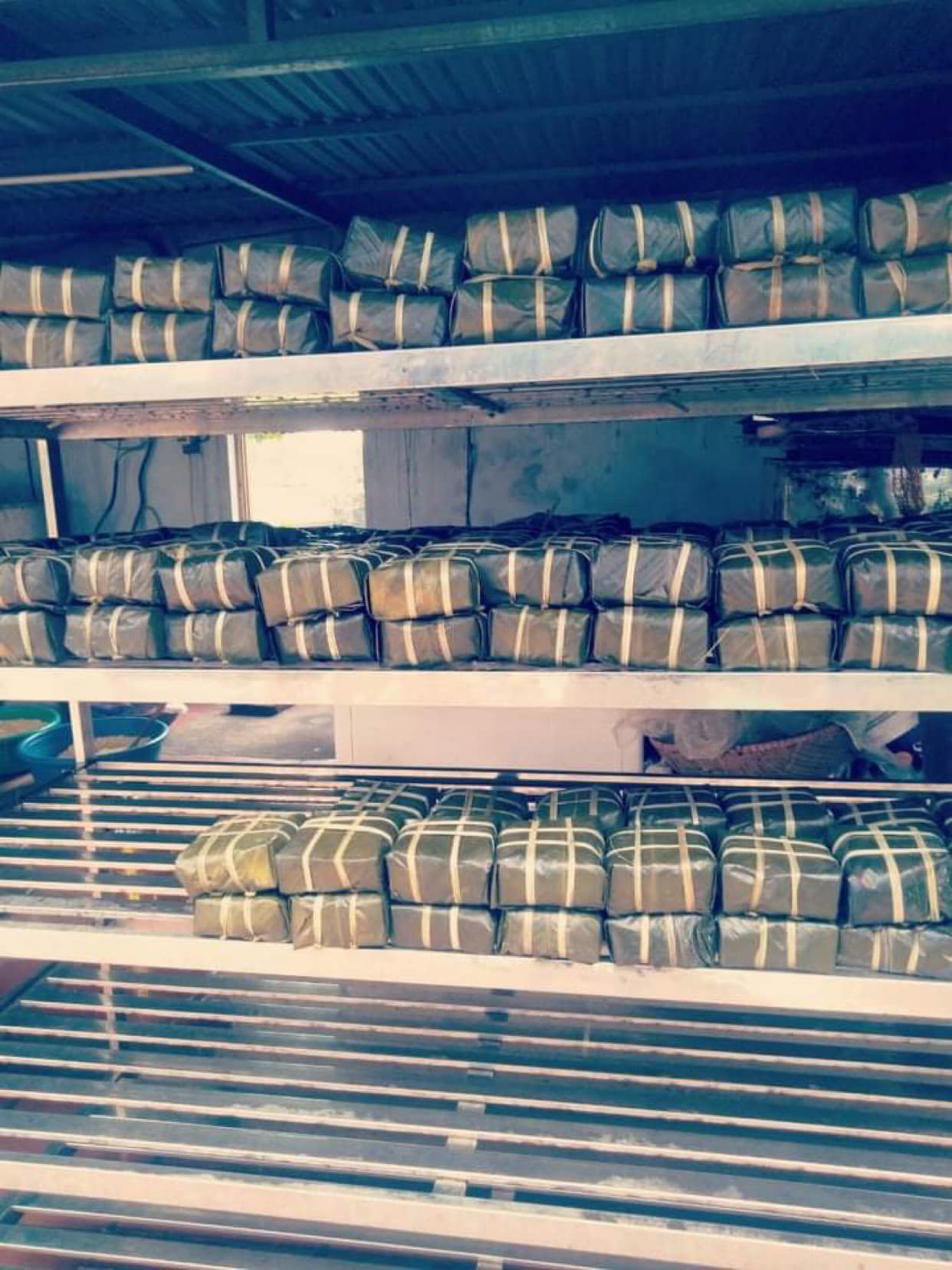 Nghệ sĩ Hoài Linh góp sức hỗ trợ người dân vùng lũ miền Trung - Ảnh 7. Nghệ sĩ Hoài Linh góp sức hỗ trợ người dân vùng lũ miền Trung - Ảnh 7.