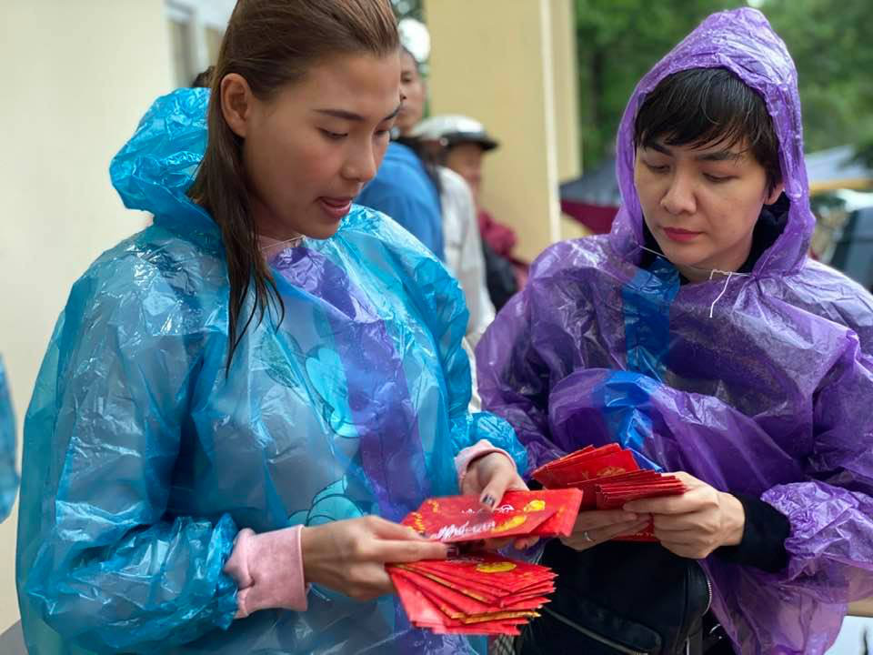 Nghệ sĩ Hoài Linh góp sức hỗ trợ người dân vùng lũ miền Trung - Ảnh 5. Nghệ sĩ Hoài Linh góp sức hỗ trợ người dân vùng lũ miền Trung - Ảnh 5.