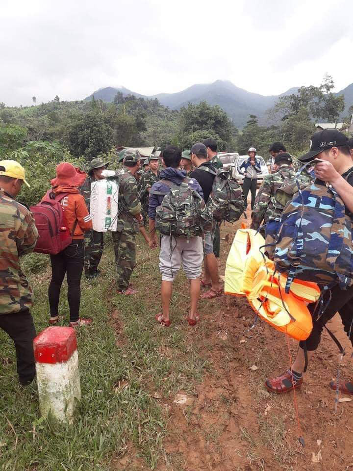 Helicopter dropped relief items, doctor cut through forest in commune, isolated due to terrible landslide in Quang Tri - Photo 1.