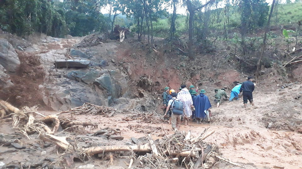 Helicopter dropped relief items, doctor cut through forest in commune, isolated due to terrible landslide in Quang Tri - Photo 2.