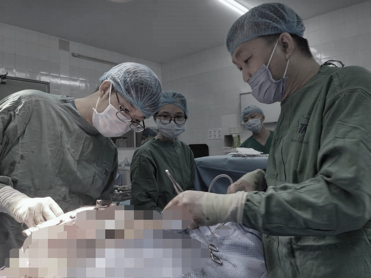 Bỏ qua mọi thủ tục, bác sĩ cứu người thợ bị thủng tim trong gang tấc