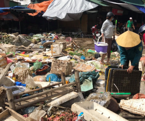 CLIP: Nước rút, tiểu thương chợ Hà Tĩnh “chết lặng” vì hàng trăm tấn hàng biến thành rác - Ảnh 6.