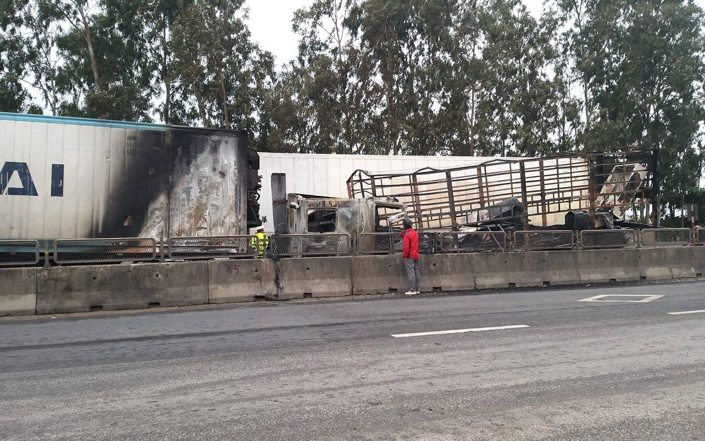 Container truck vs truck head, caught fire on the highway - Photo 2.