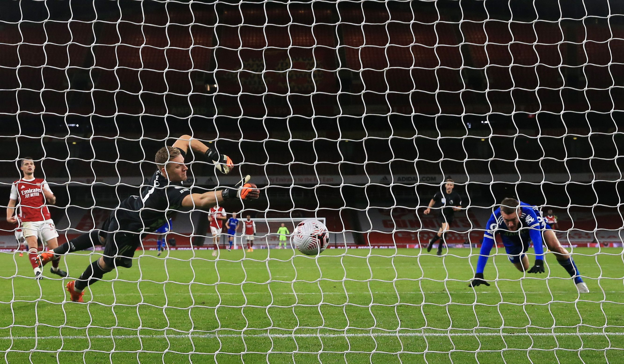 Super reserve Vardy scores for Leicester, Arsenal lose at Emirates - Photo 5.