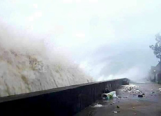 Quảng Ngãi bắt đầu có mưa lớn, vùng biển có gió mạnh liên hồi do bão số 9 - Ảnh 1.