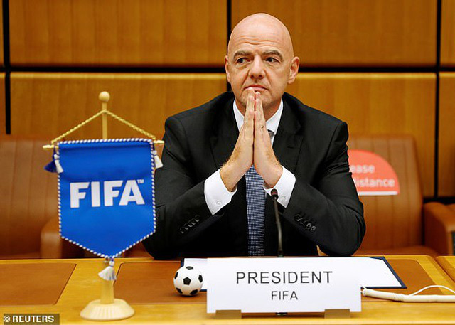 Chủ tịch FIFA Gianni Infantino nhiễm Covid-19, thế giới bóng đá rúng động - Ảnh 1.