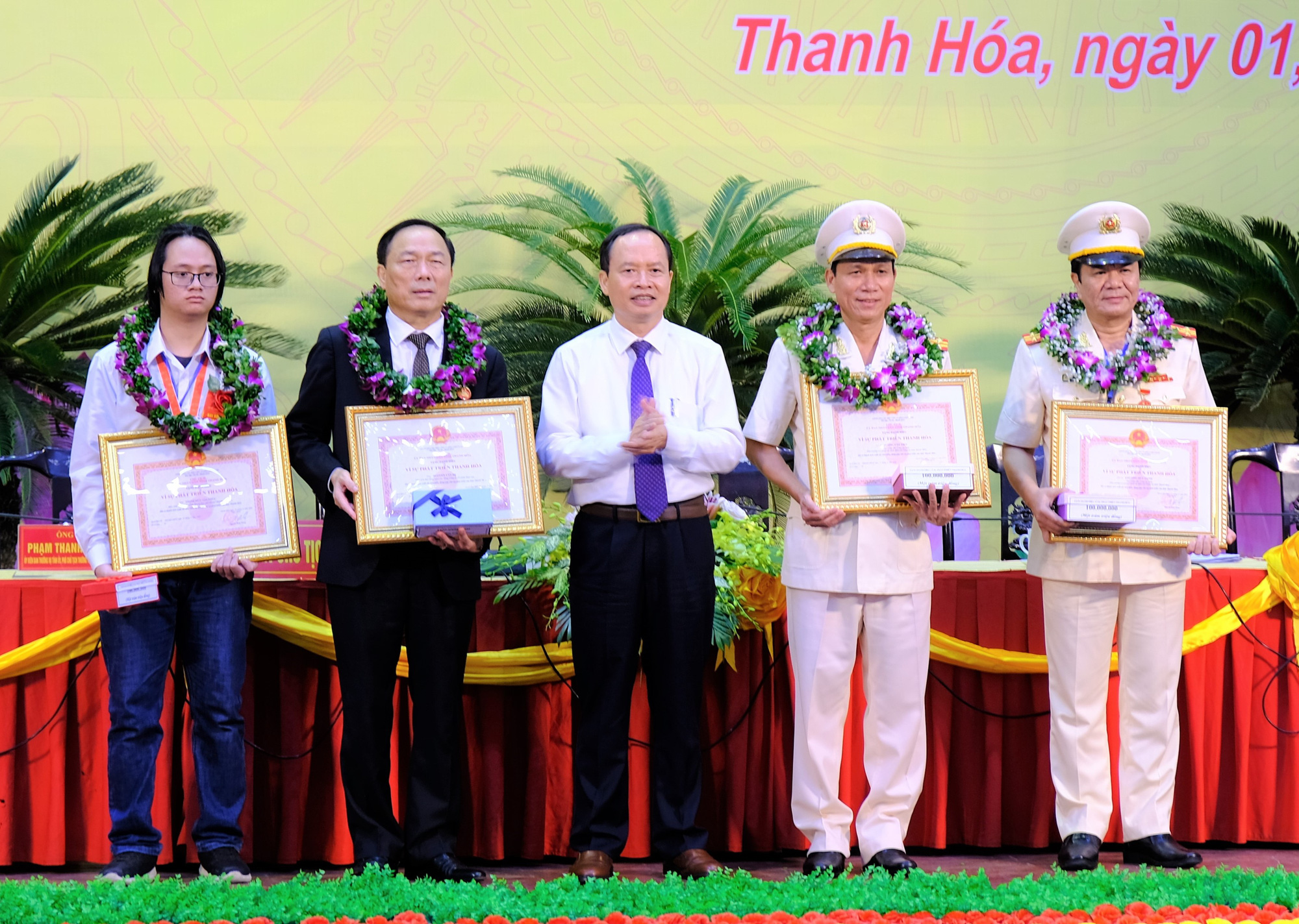 The Chairman of Thanh Hoa Provincial People's Committee received the Labor Medal, First Class - Photo 3.