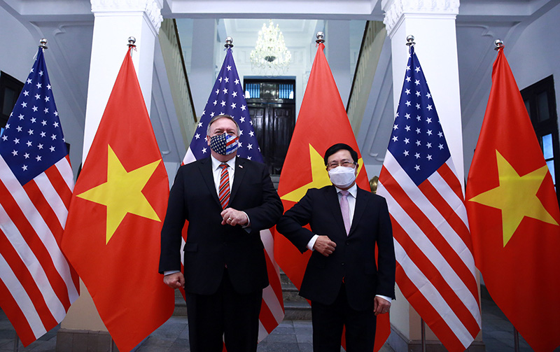 The Deputy Prime Minister and Minister of Foreign Affairs, Pham Binh Minh, talks with the Secretary of State of the United States, Mike Pompeo - Photo 1.