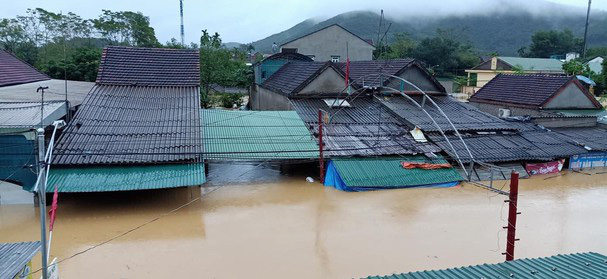 Mưa lớn, thủy điện đồng loạt xả lũ, hàng ngàn nhà dân ở Nghệ An bị ngập sâu - Ảnh 1.