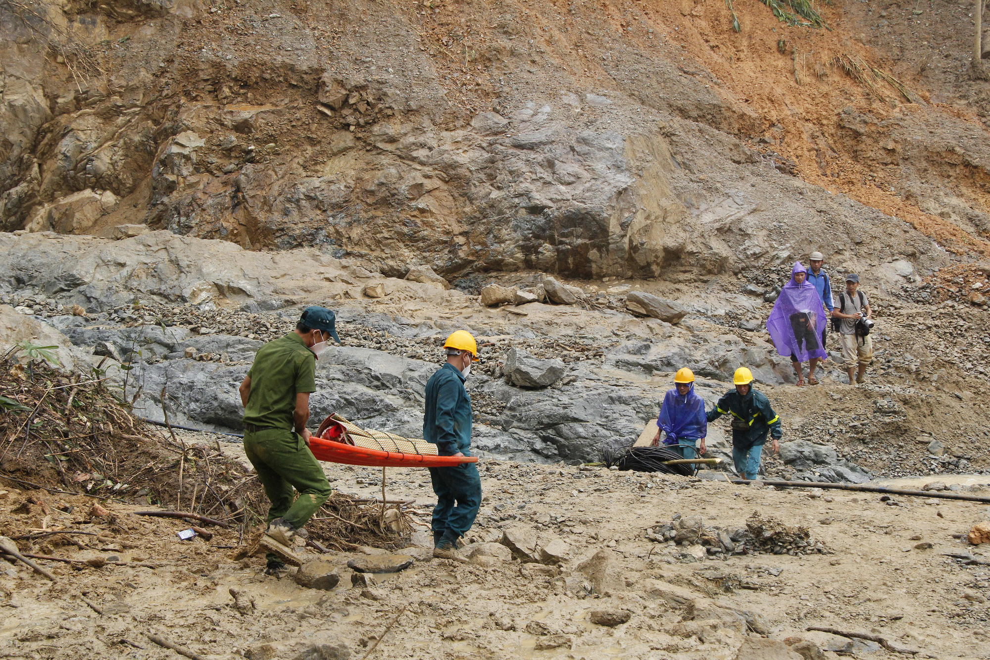 Journalists burst into tears when the body of a baby was lifted from the mud in Tra Leng - Photo 2.