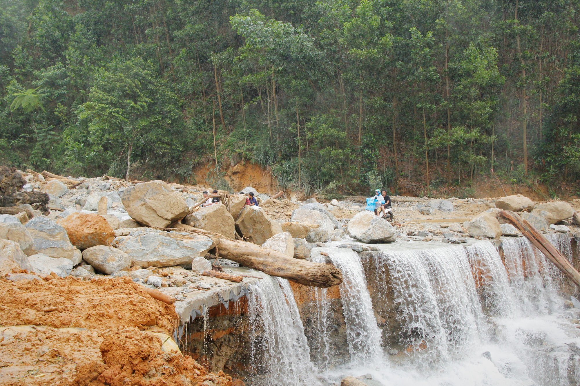 Reporters burst into tears when the body of a baby was lifted from the mud of Tra Leng - Photo 4.