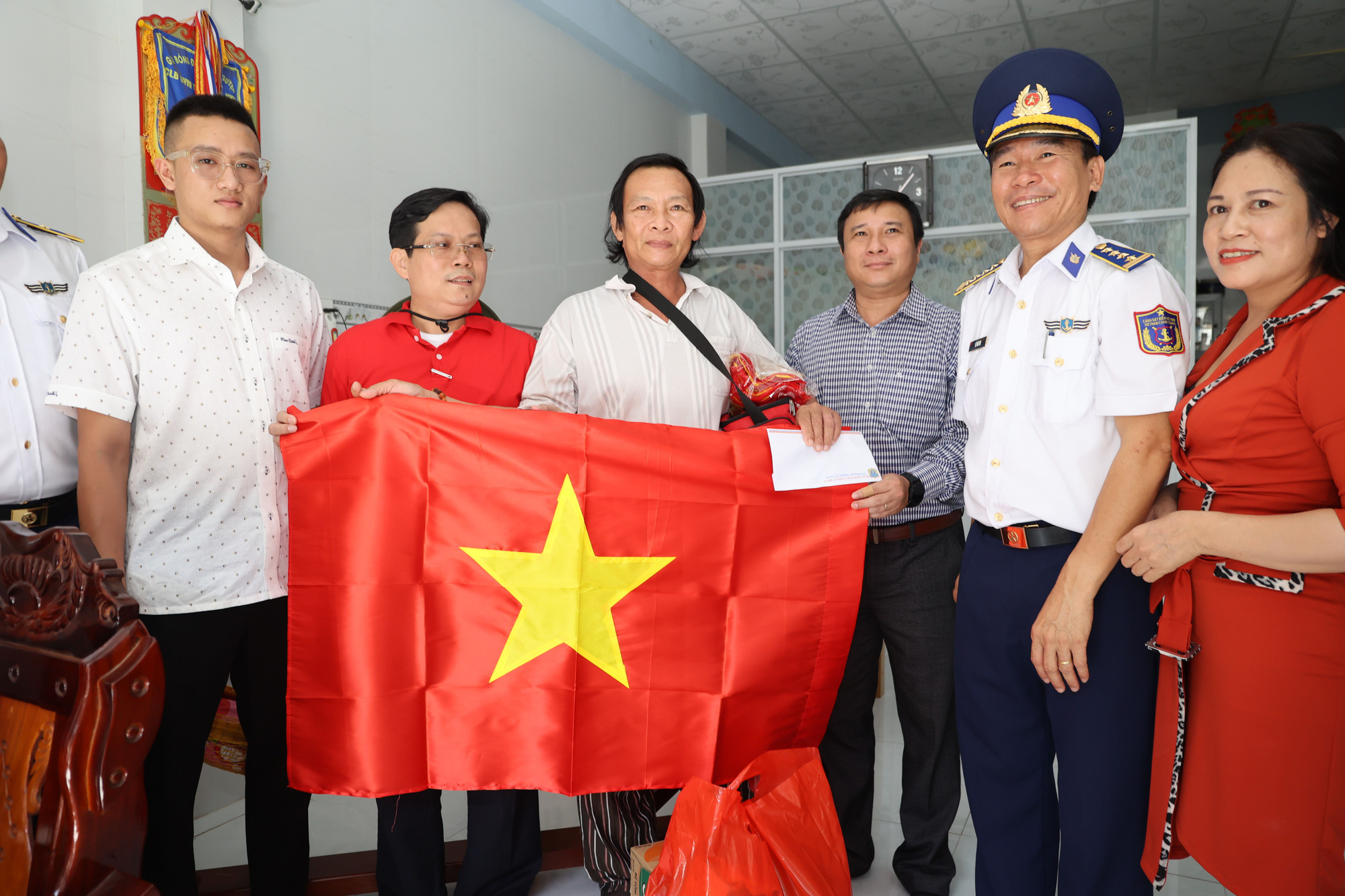 Nóc tàu ngư dân: Với hình ảnh nóc tàu ngư dân, chúng ta có thể cảm nhận được bao nhiêu bao la của đại dương và cuộc sống của những người làm nghề đánh bắt hải sản. Những người dân này đang tận dụng hết tất cả những gì biển cung cấp để nuôi sống cho gia đình của mình. Chúng ta nên tôn trọng và đánh giá cao công lao của những người dân này bằng việc chia sẻ những hình ảnh độc đáo và ngộ nghĩnh về cuộc sống trên tàu ngư dân.