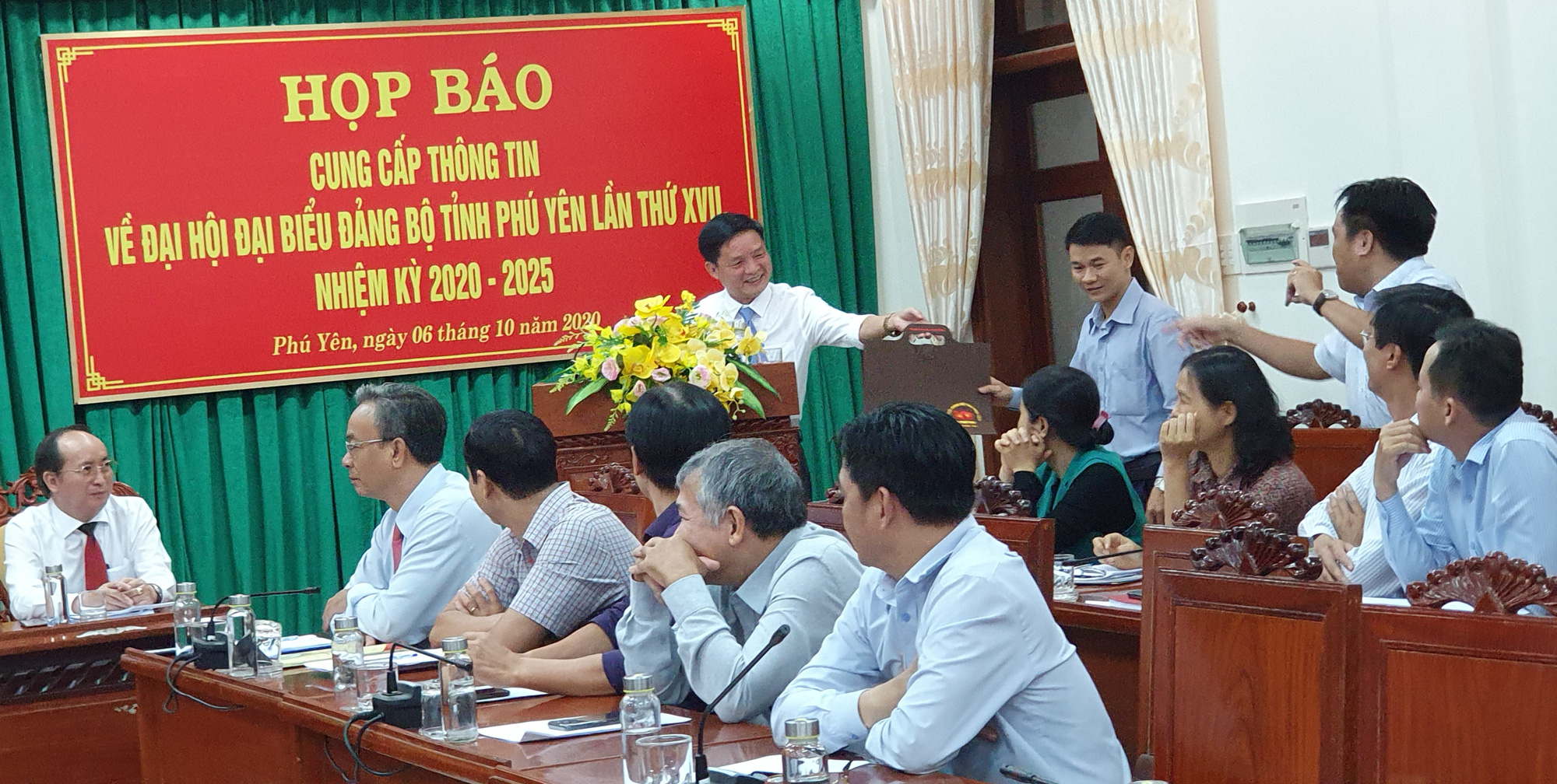 Phu Yen Province Party Congress presents ... paper bags to delegates - Photo 1.