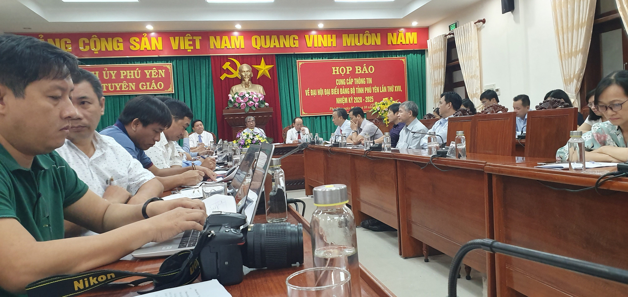 Phu Yen Province Party Congress presents ... a couple of papers to delegates - Photo 2.