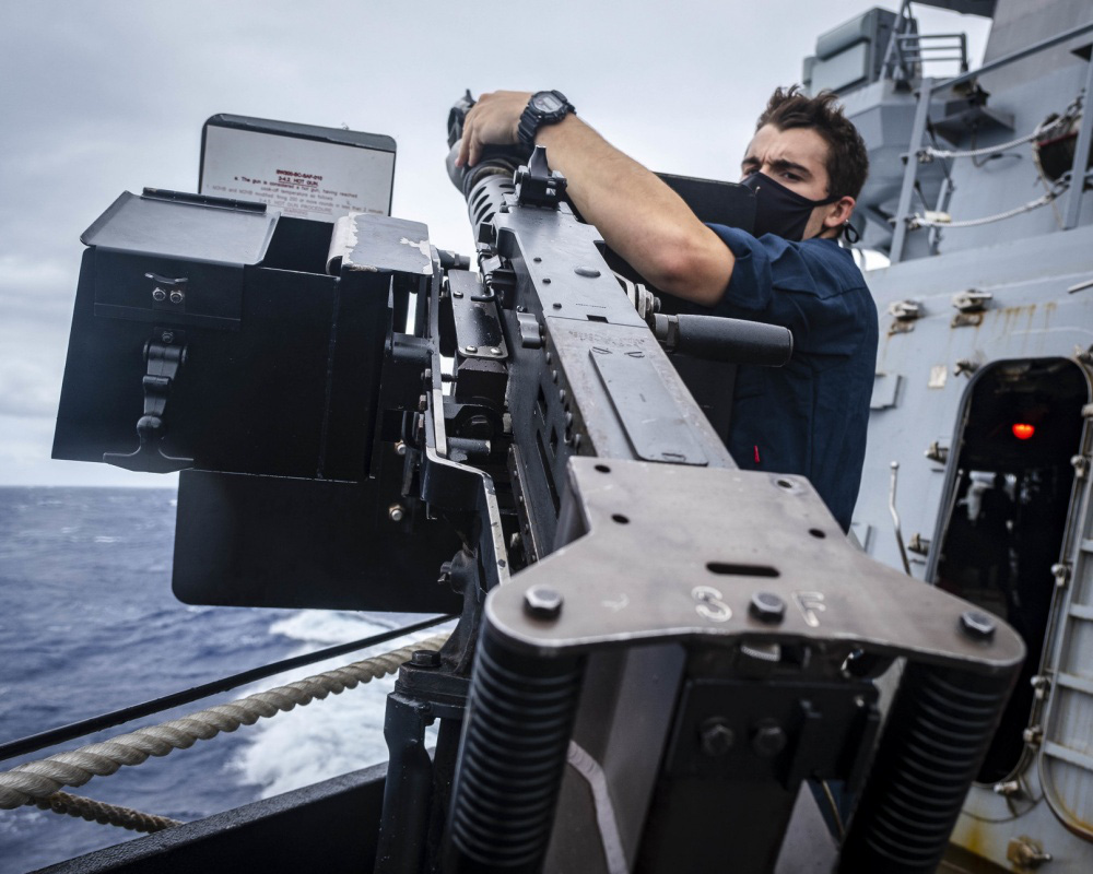 American destroyer approaching the Hoang Sa archipelago - Photo 2.