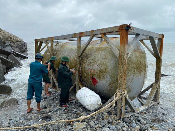 Many strange objects with Chinese characters float in the Quang Ngai Sea - Photo 1.