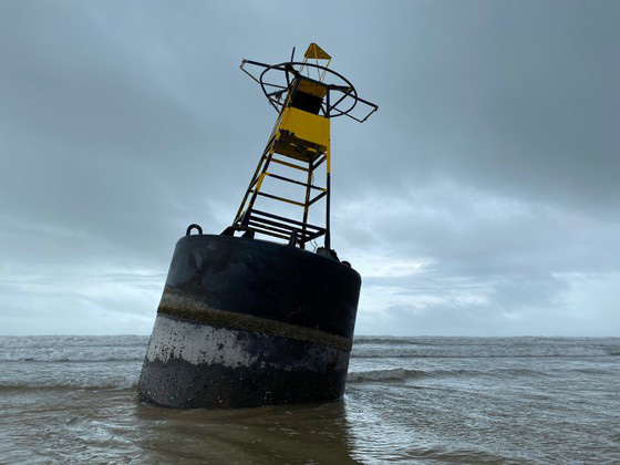 Many strange objects with Chinese characters float in the Quang Ngai Sea - Photo 3.