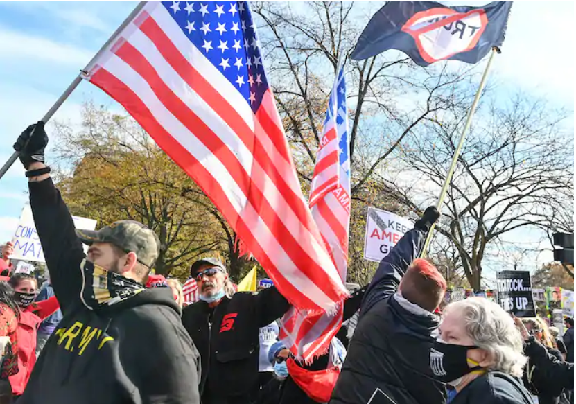 Protesters support and oppose President Donald Trump face to face near the White House - Photo 1.