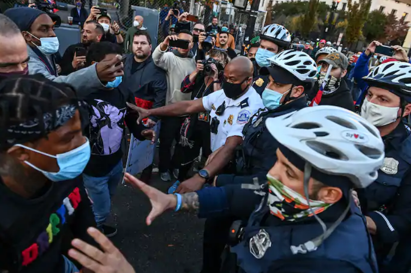 The protesters support and oppose the confrontation of President Donald Trump near the White House - Photo 2.