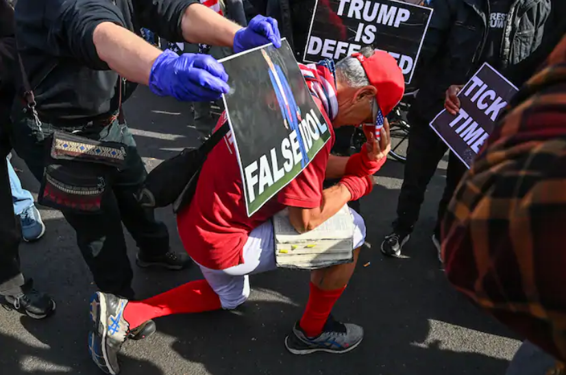 The protesters support and oppose the confrontation of President Donald Trump near the White House - Photo 4.