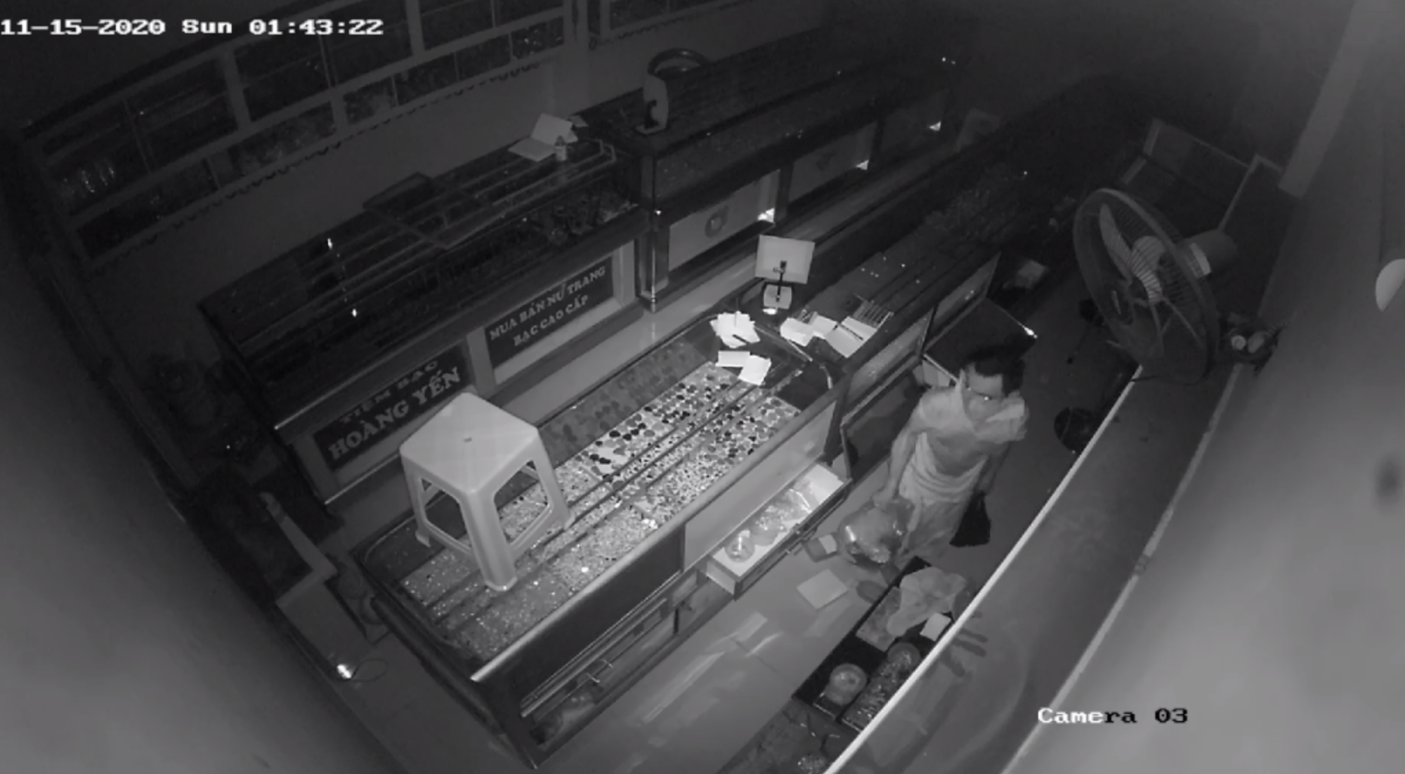 The owner of a silver store in District 12 caused the police to panic when they saw the security cameras - Photo 1.