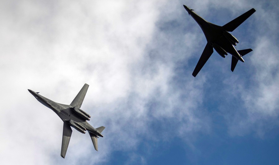 Two US bombers flying into the ADIZ region of China - Photo 1.