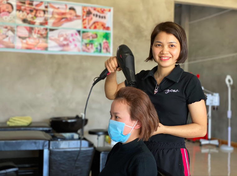 Trao chứng chỉ khoá học nghề tóc Làm đẹp để sống – Sống để làm đẹp cho phụ nữ khó khăn - Ảnh 1.