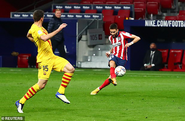 Siêu phẩm bàn thắng hạ gục Barcelona, Atletico chia ngôi đầu La Liga - Ảnh 3.