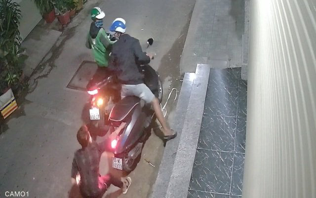 An exciting episode in the arrest of two Vespa thieves in the Binh Tan district - Photo 1.