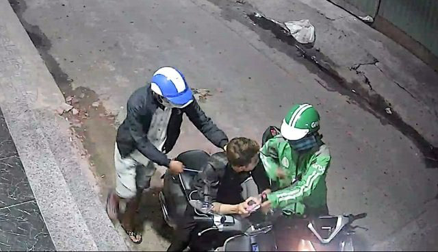 An exciting episode in the arrest of two Vespa thieves in the Binh Tan district - Photo 2.