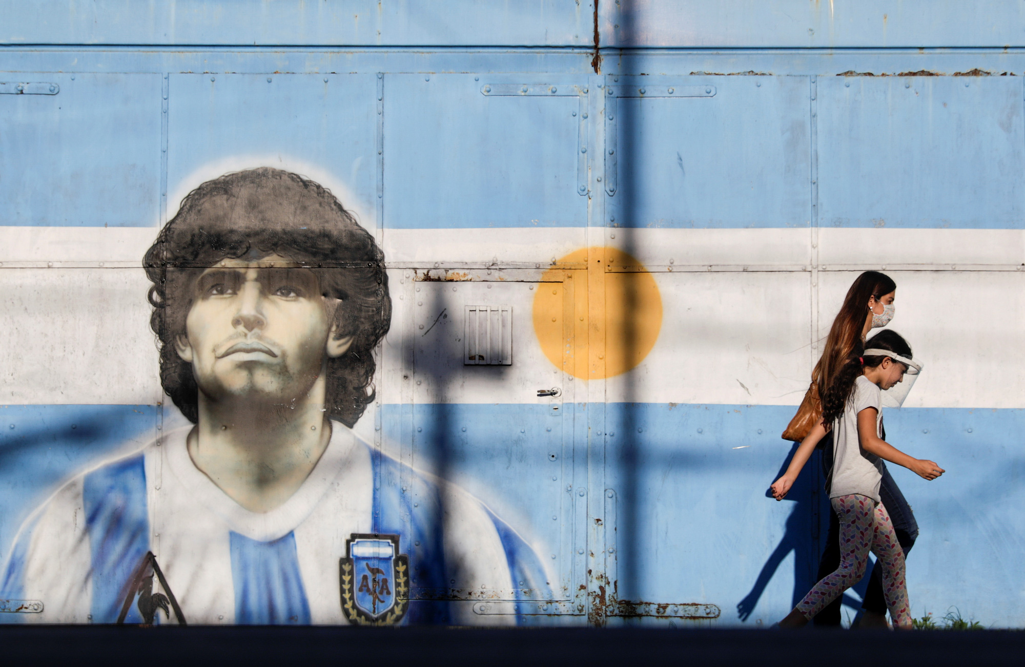 Giới bóng đá thế giới vừa mất đi một huyền thoại- Diego Maradona. Nhưng hình ảnh và những kỷ niệm về anh sẽ mãi mãi được giữ gìn. Hãy xem những hình ảnh tuyệt đẹp về Maradona, và tưởng niệm về một tài năng vĩ đại.