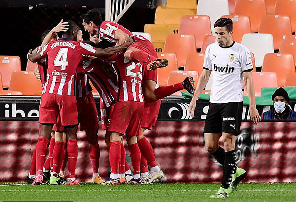 Real Madrid thua sốc sân nhà, Atletico Madrid áp sát ngôi đầu La Liga - Ảnh 5.