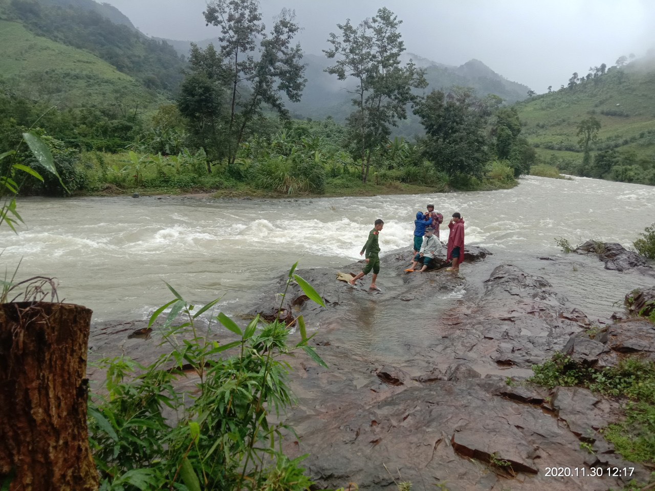 45 tourists and HCMC guide lost contact on Khanh Hoa Mountain - Photo 1.