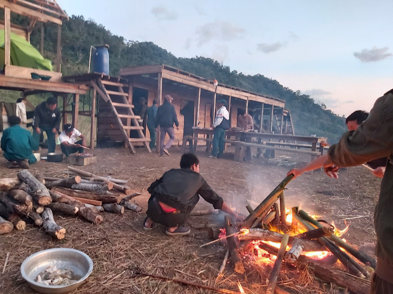 45 tourists and HCMC guide lost contact on Khanh Hoa Mountain - Photo 3.