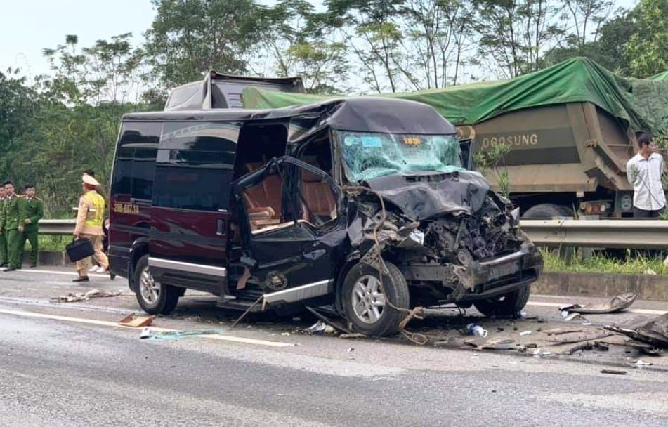 Xe Limousine tông xe đầu kéo, một cán bộ Ban Tổ chức Tỉnh ủy Yên Bái tử vong - Ảnh 1. Xe Limousine tông xe đầu kéo, một cán bộ Ban Tổ chức Tỉnh ủy Yên Bái tử vong - Ảnh 1.