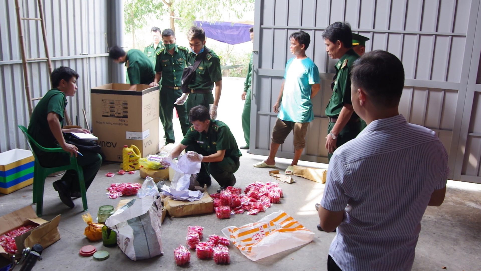 How are thousands of liters of counterfeit gasoline produced in Vung Tau?  - Photo 2.